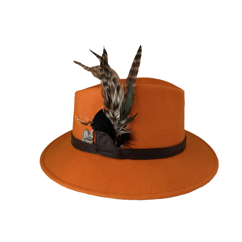 Damski kapelusz myśliwski TETRAO – pomarańczowy ze skórzanym paskiem i piórkami 2