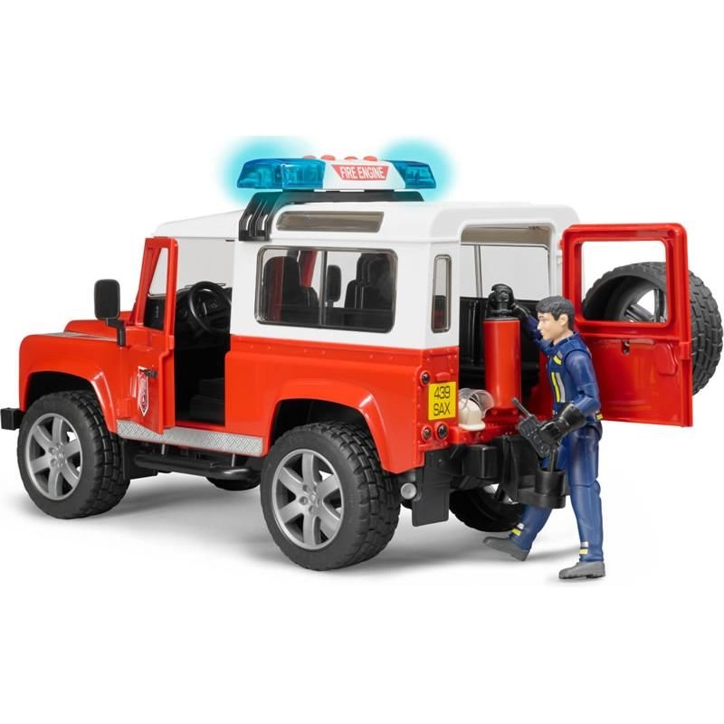 Strażacki Land Rover Defender z figurką strażaka BRUDER 2